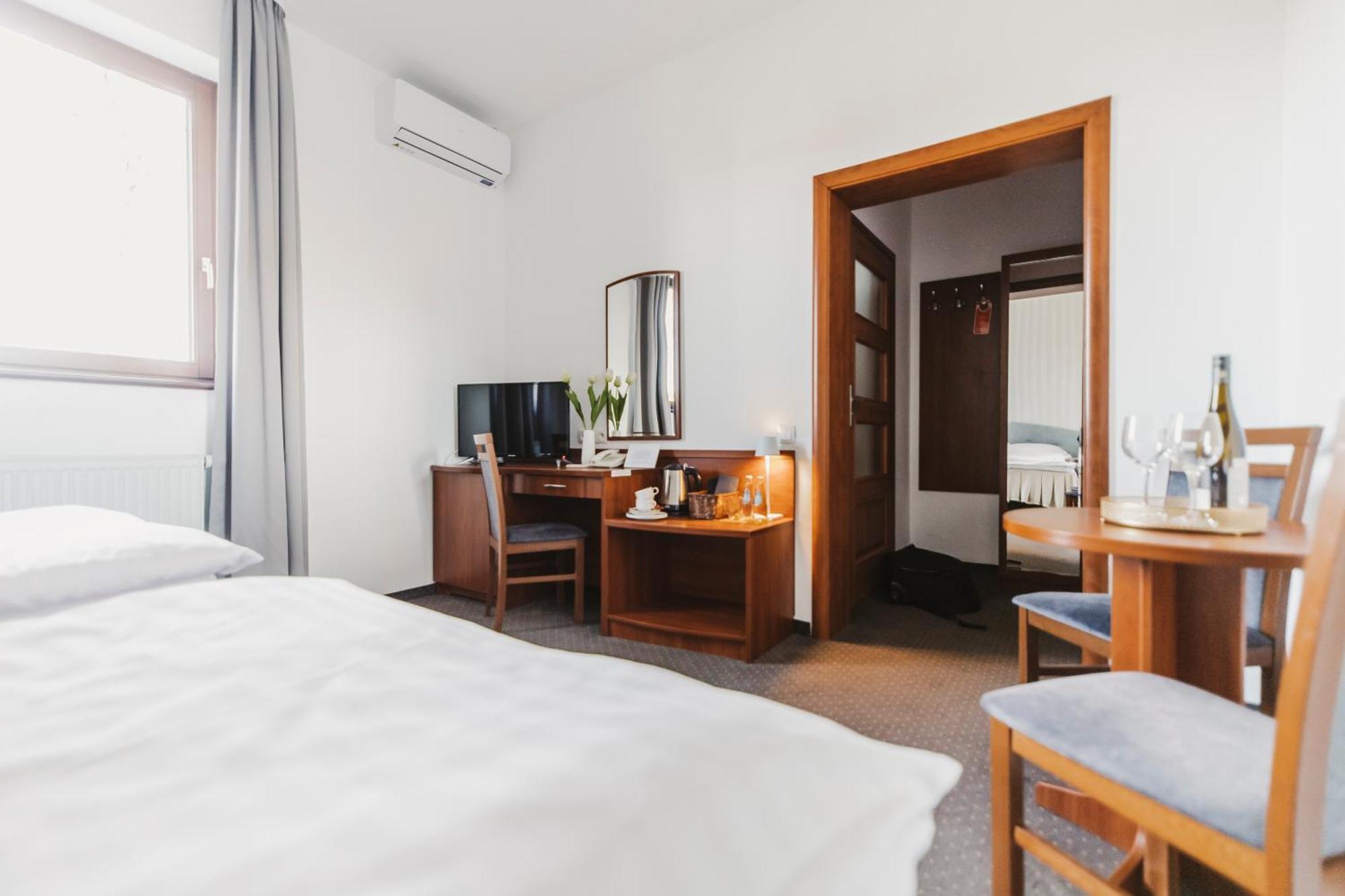 Hotel I Restauracja Borowianka Остров Велкополски Екстериор снимка