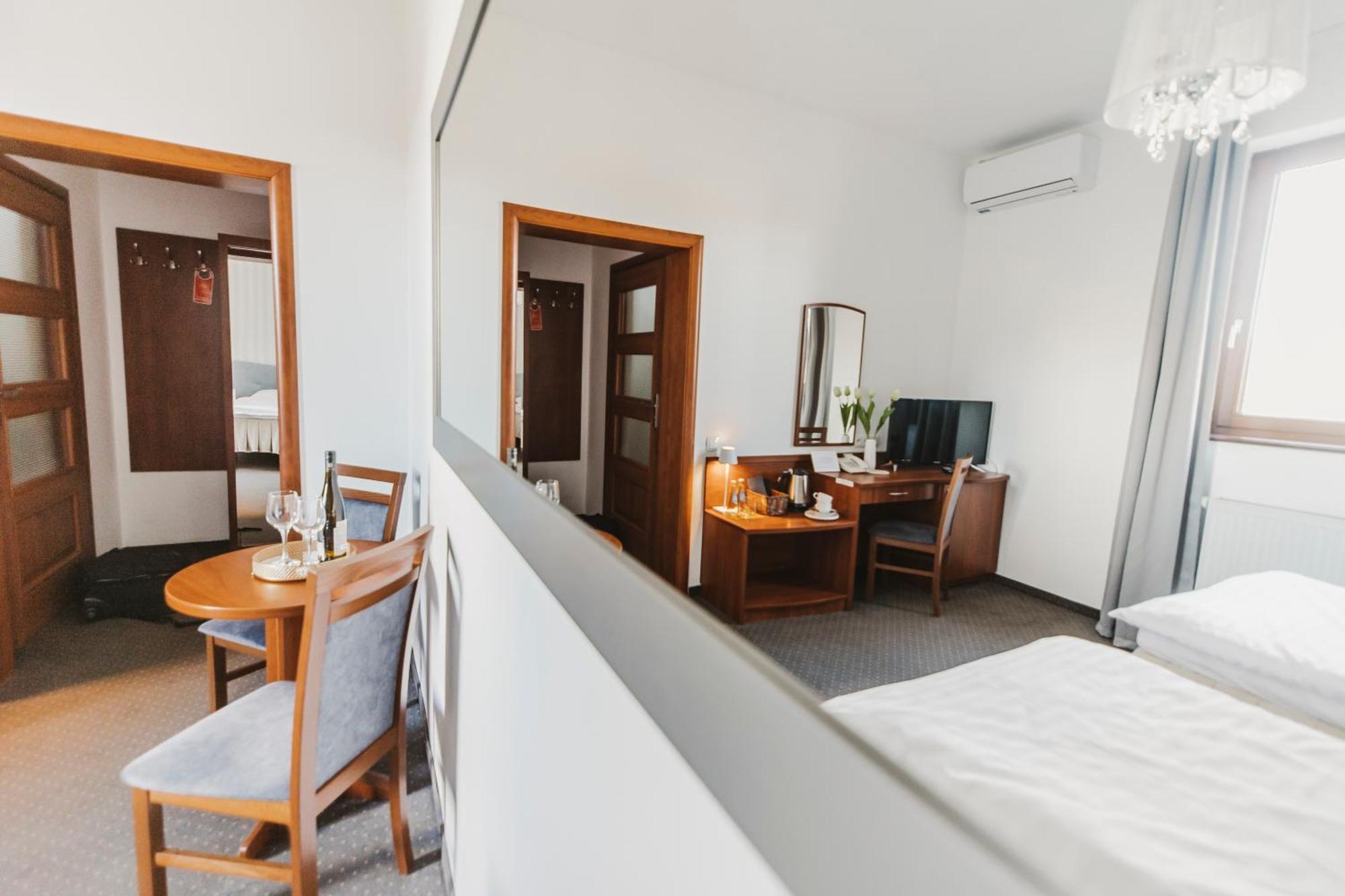 Hotel I Restauracja Borowianka Остров Велкополски Екстериор снимка
