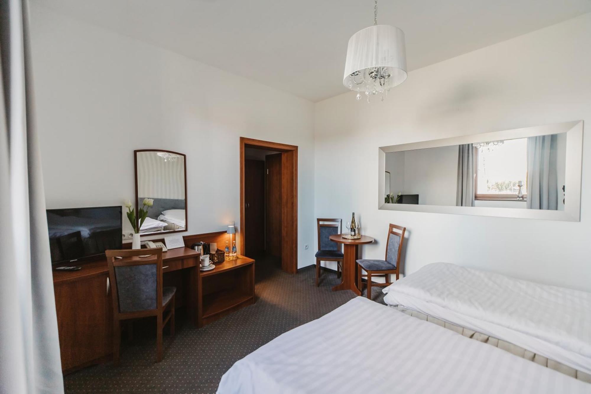 Hotel I Restauracja Borowianka Остров Велкополски Екстериор снимка