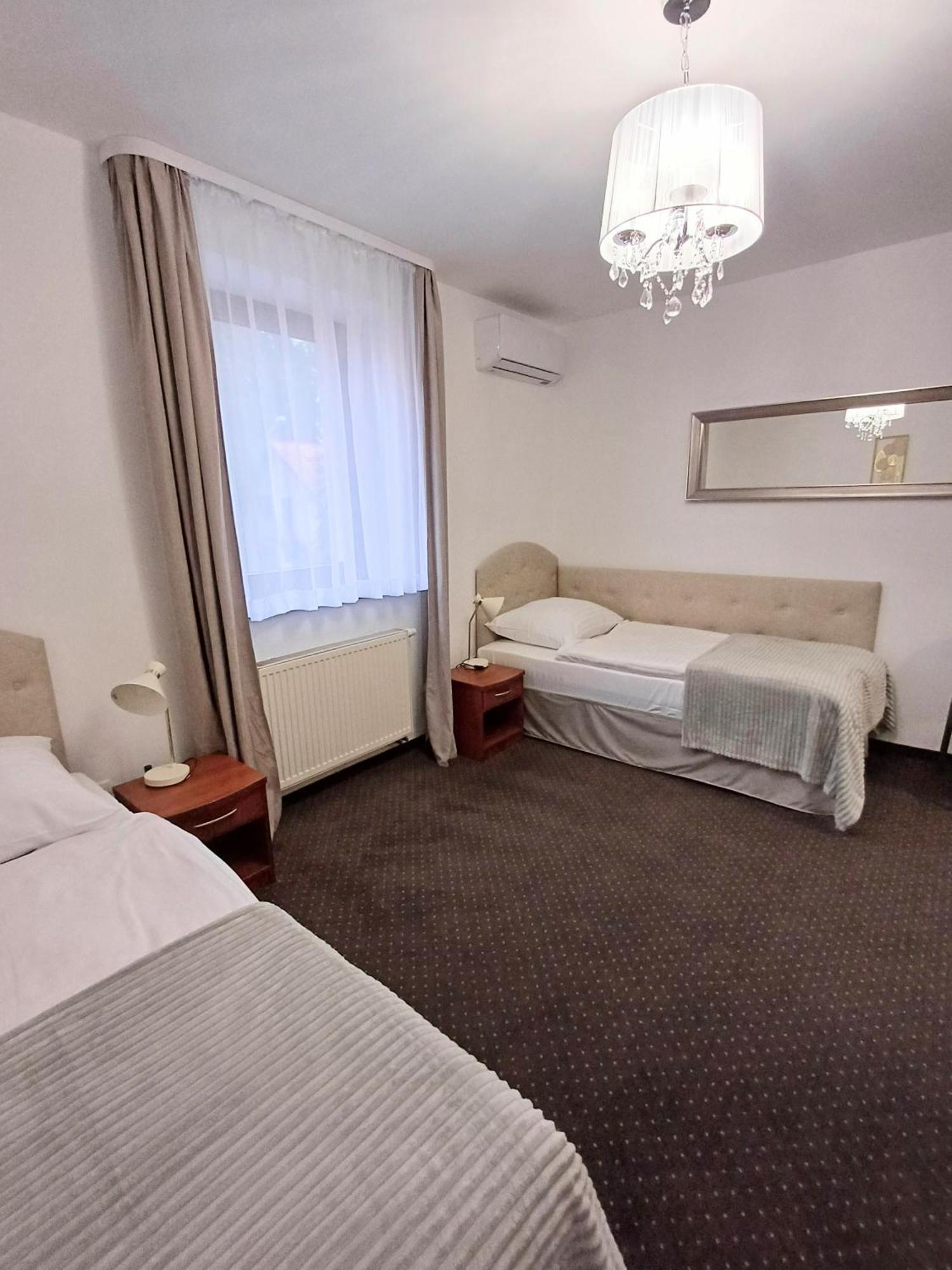 Hotel I Restauracja Borowianka Остров Велкополски Екстериор снимка