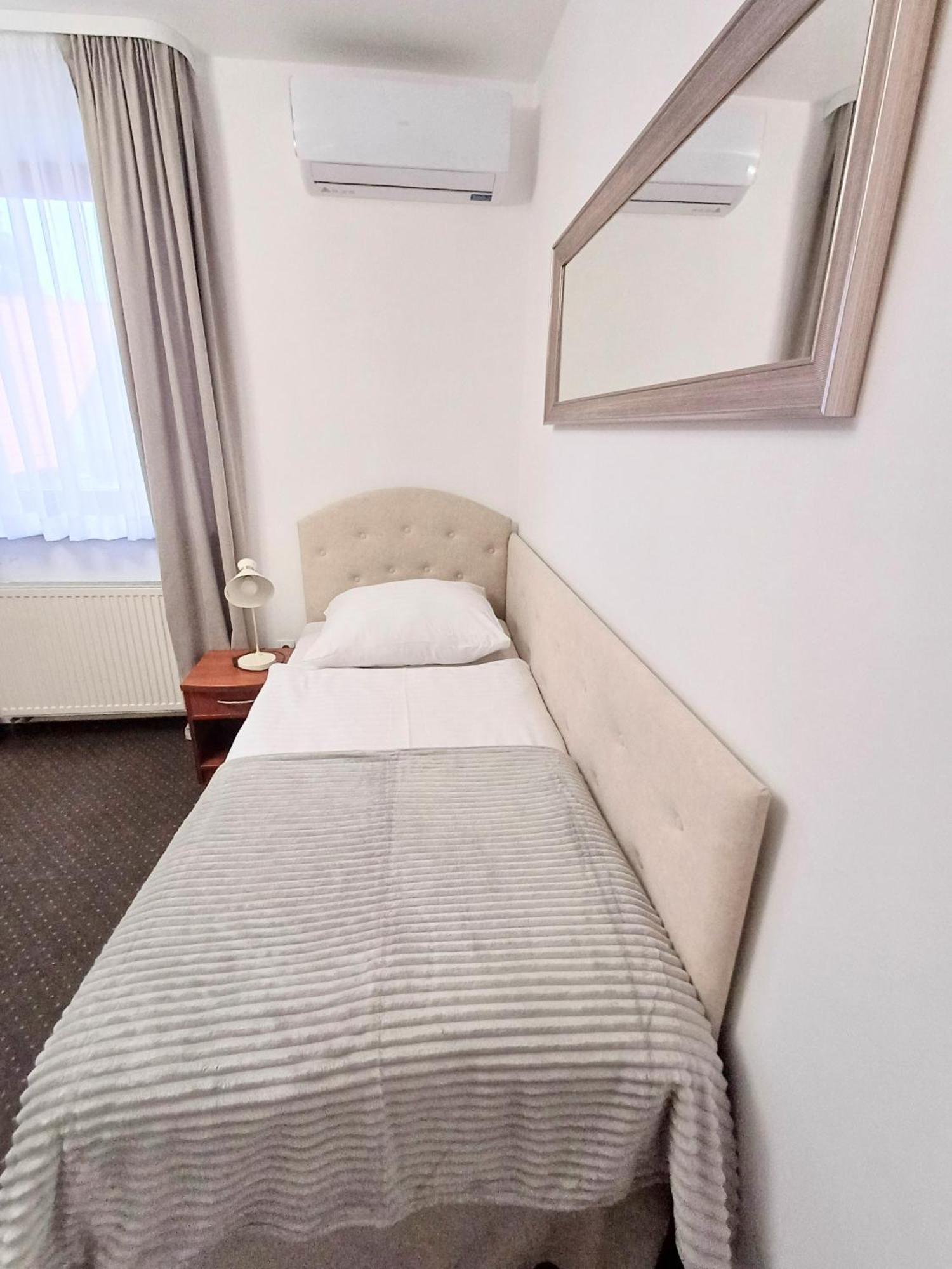 Hotel I Restauracja Borowianka Остров Велкополски Екстериор снимка