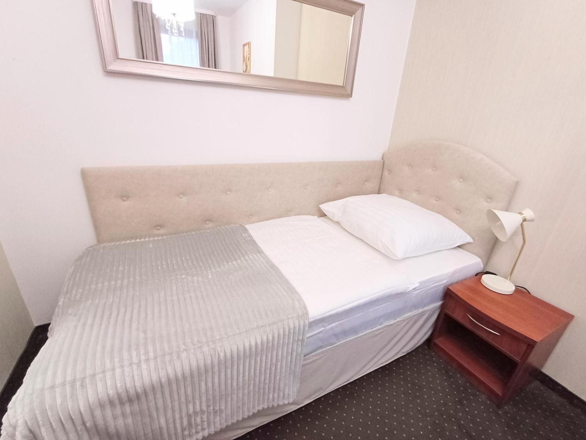 Hotel I Restauracja Borowianka Остров Велкополски Екстериор снимка