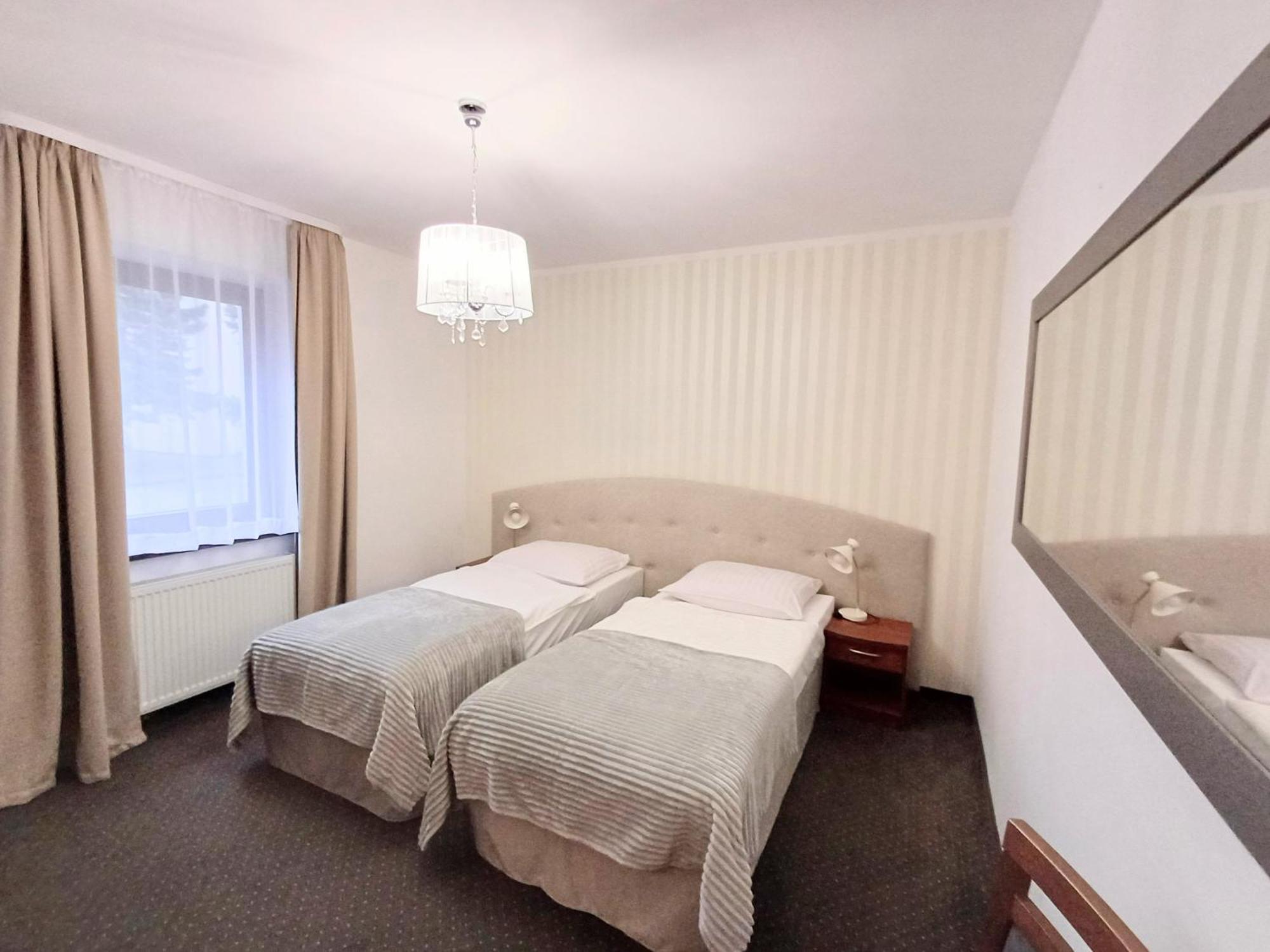Hotel I Restauracja Borowianka Остров Велкополски Екстериор снимка