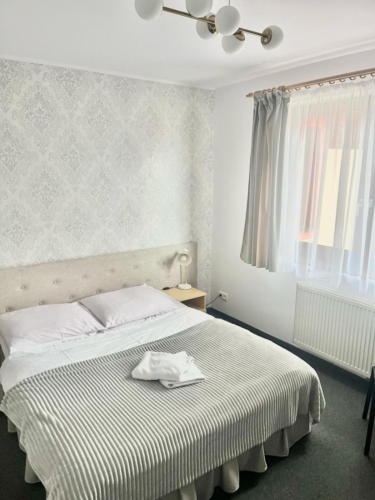 Hotel I Restauracja Borowianka Остров Велкополски Екстериор снимка